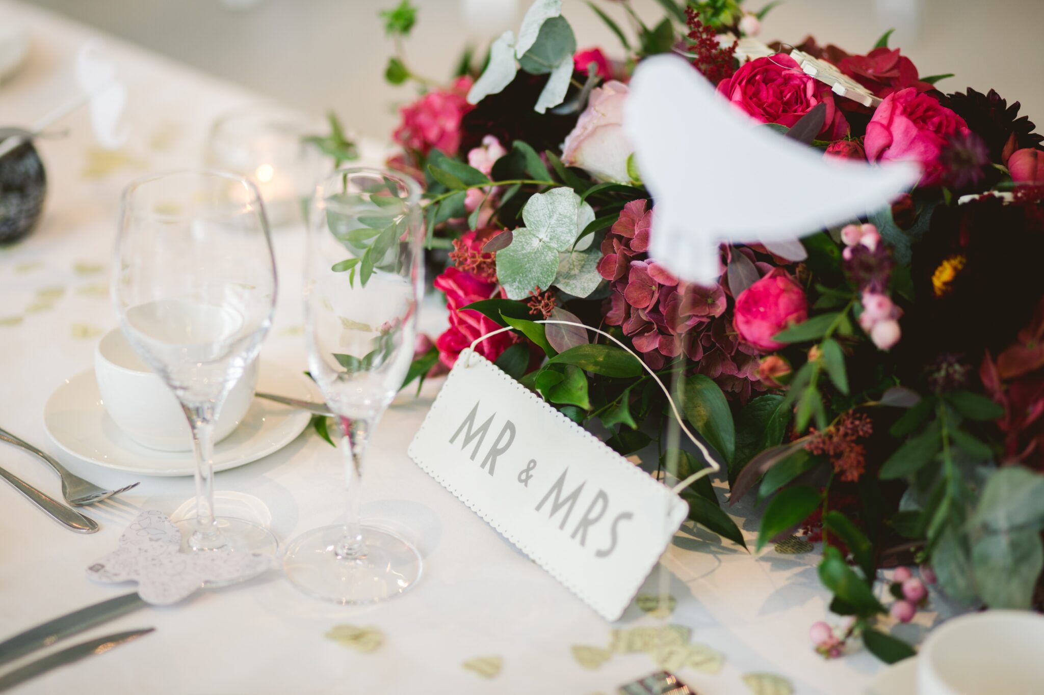 10 Latest Wedding Trends For US Couples In 2024 On A Budget   No Family Table Wedding Trend 2024 2048x1365 